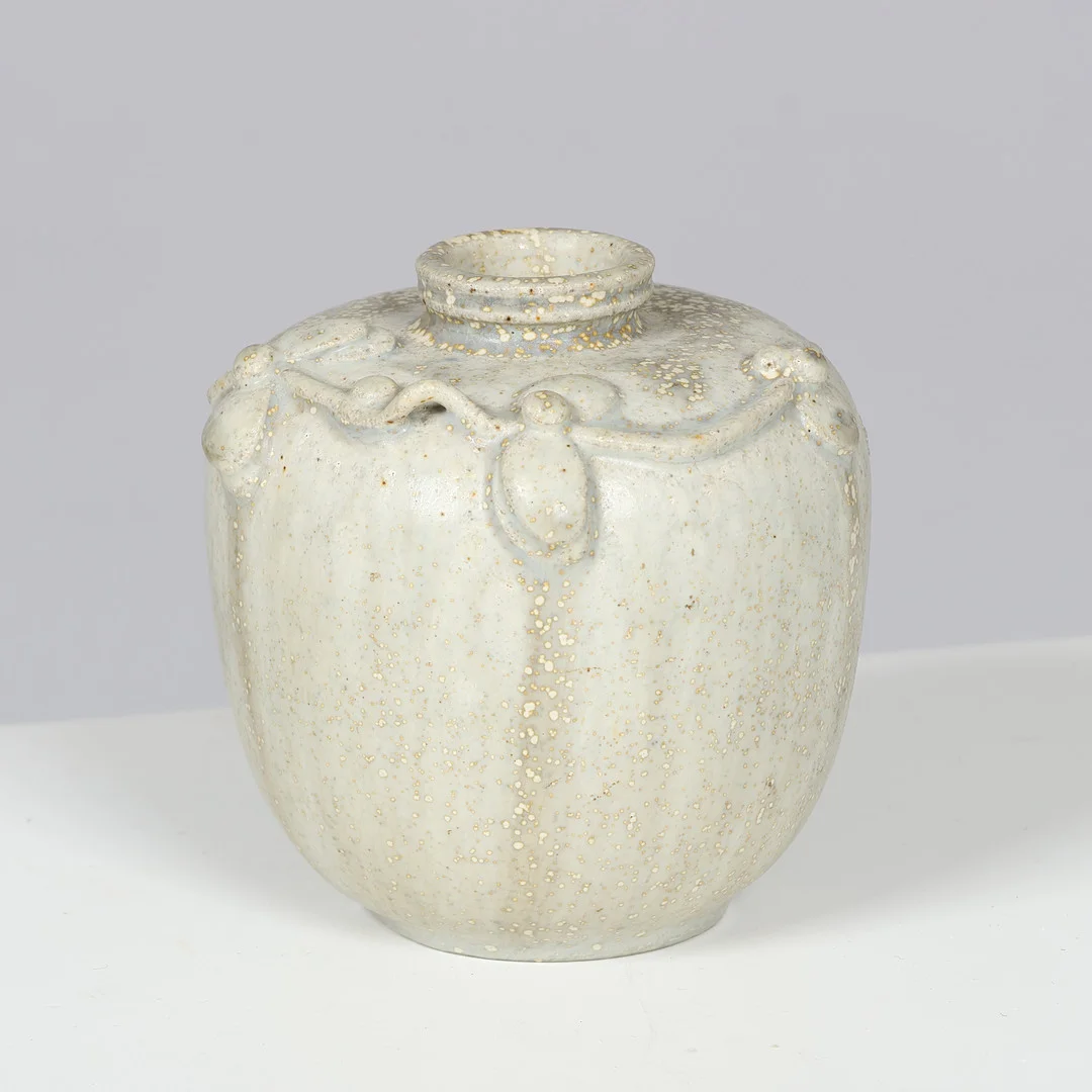 ARNE BANG (1901-83), vase af glaseret stentøj dekoreret med bladranke, Danmark, 1940/50'erne. — European — Palsgaard Kunstauktioner
