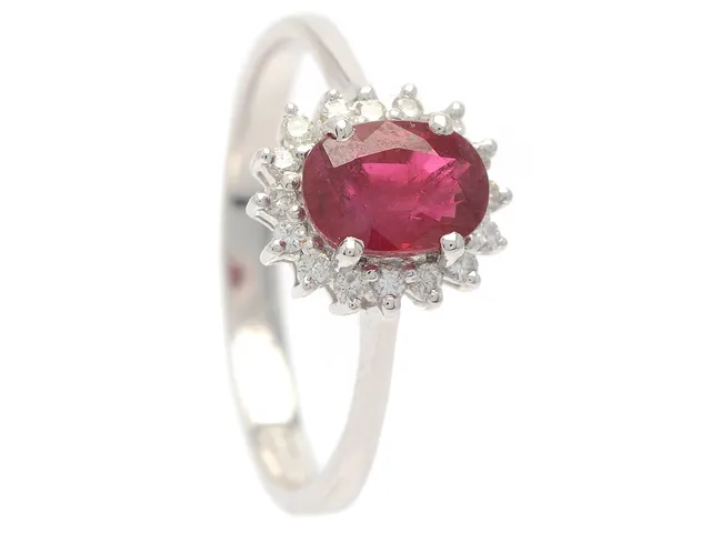 CARMOSÉRING, 18K vitguld, ovalslipad rubin ca 1,00 ct, 16 briljantslipade diamanter 0,14 ctv, ca W/SI, stl 17,5 mm, vikt 2,8 g.