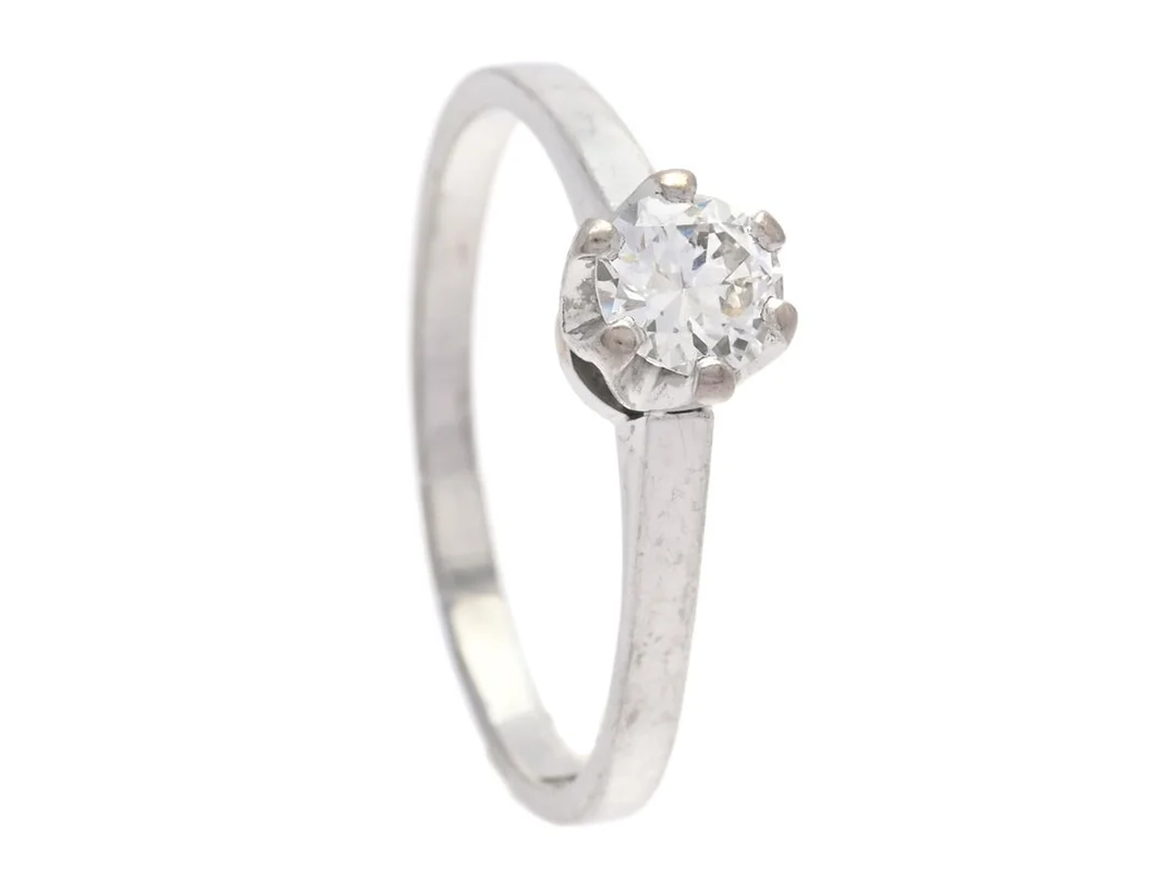 ENSTENSRING, 18K vitguld, äldre briljantslipad diamant 0,39 ct enligt gravyr, ca TW/VS, nagg i rondist, stl 17,75 mm, Petterssons eftr, Stockholm 1958, vikt 2,6 g. — Smycken/Enstensring — Kaplans