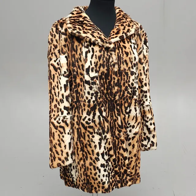 CHAQUETÓN DE RABBIT EN ANIMAL PRINT.