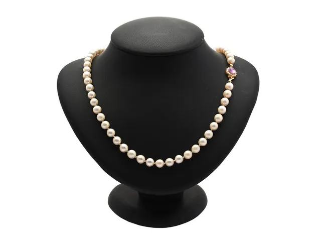 PÄRLCOLLIER, odlade pärlor ca 6,5-7,0 mm, lås i 18K guld med cabochonslipad ametist och halvpärlor av Ceson, Göteborg 1966, längd 75 cm, vikt 39,8 g.