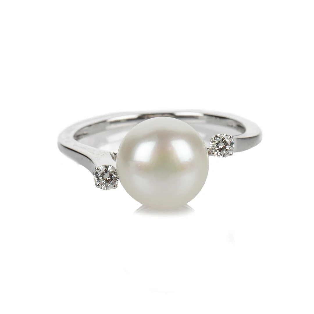 Diamonds By Frisenholm. Ring of 9 kt. white gold with freshwater pearl and diamonds, size 52 — Jewellery/Rings — Lauritz