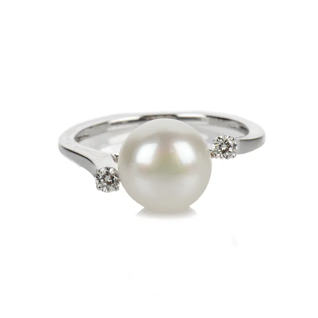 Diamonds By Frisenholm. Ring of 9 kt. white gold with freshwater pearl and diamonds, size 52