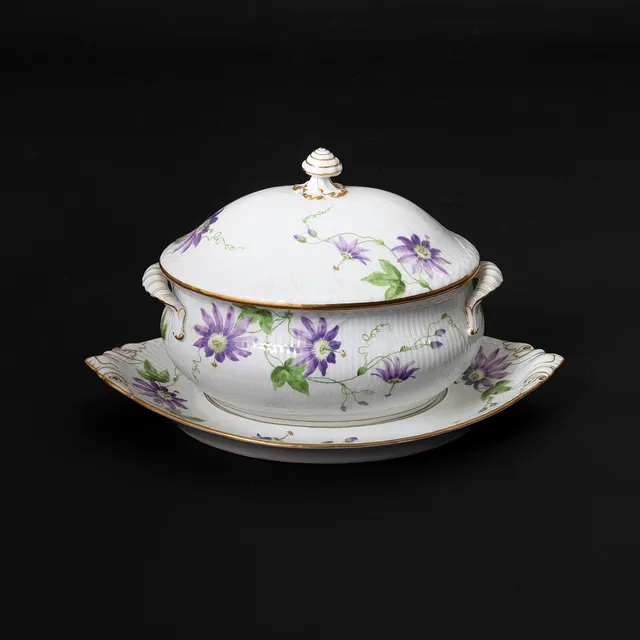TERRIN MED LOCK OCH FAT, "Musselmalet Art Noveau Blomst", 1894-1900, Royal Copenhagen.