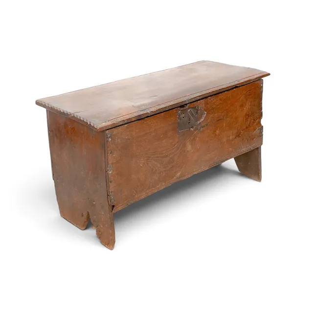 AN 18TH CENTURY OAK SWORD CHEST.
