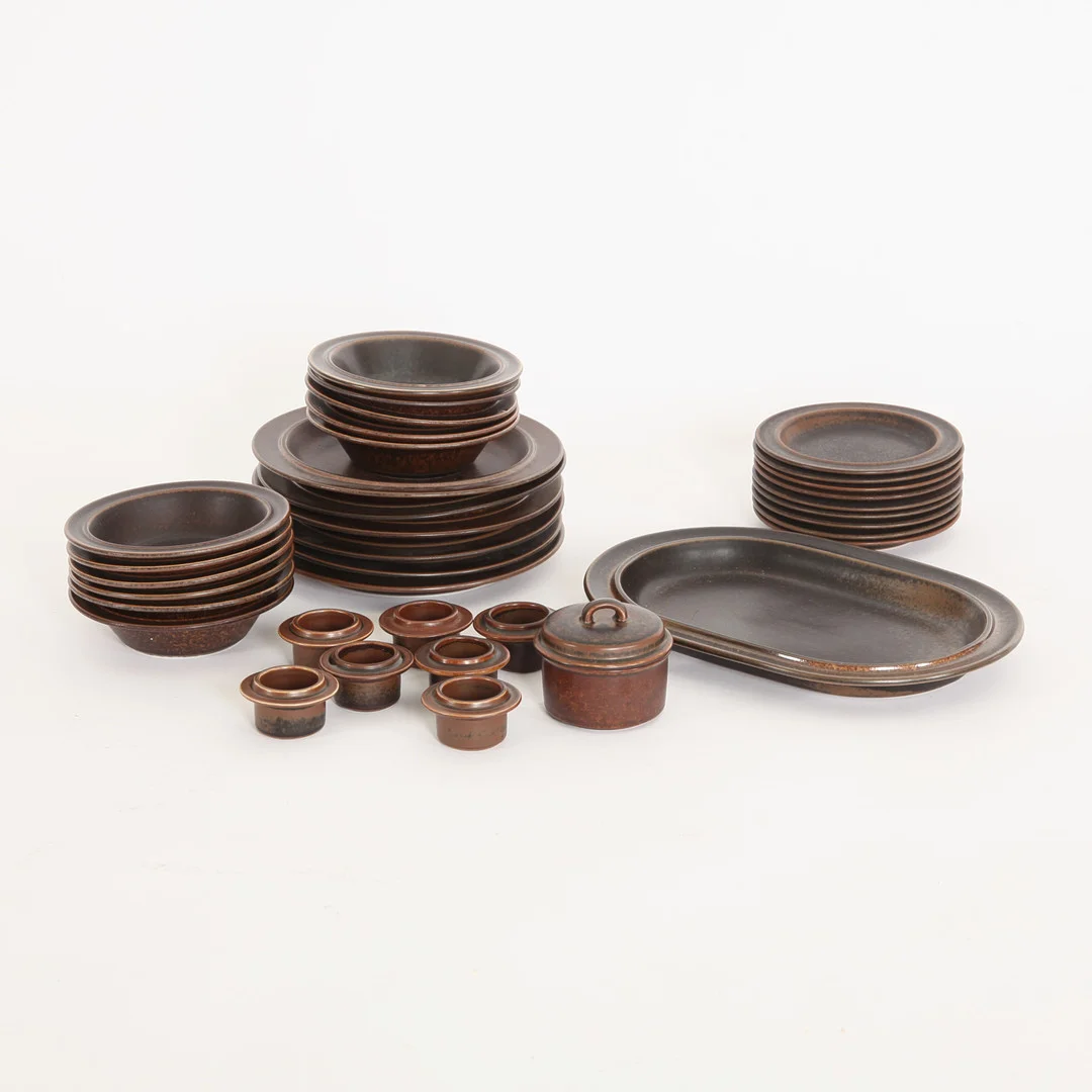 ULLA PROCOPÉ. 1921-1968. Servisdelar "Ruska", 36 delar, Arabia, Finland. — Tableware — Auktionsverket Engelholm