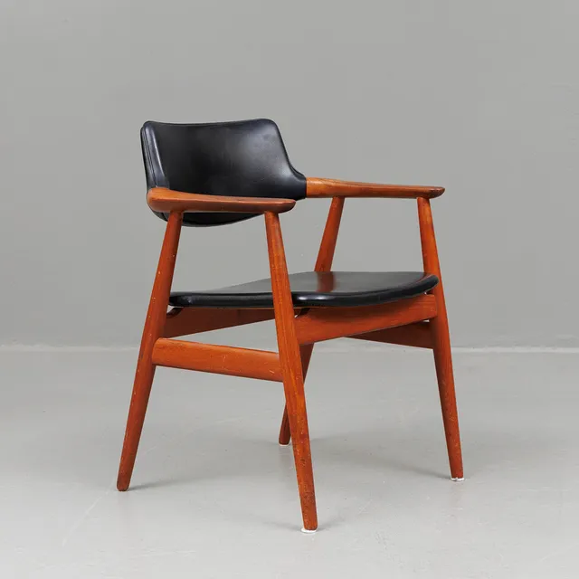 SVEND AAGE ERIKSEN. Karmstol. teak/konstläder, teak, modell "GM11", Glostrup Møbelfabrik, Danmark, 1960-tal.