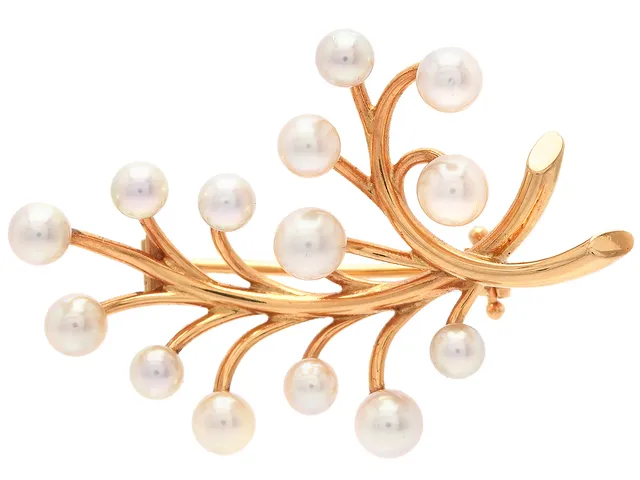 BROSCH, 18K guld, odlade pärlor, ca 3,4-4,4 mm, G. Dahlgren & Co, Malmö 1958, stl 4,0 x 2,5 cm, vikt 5,9 g.