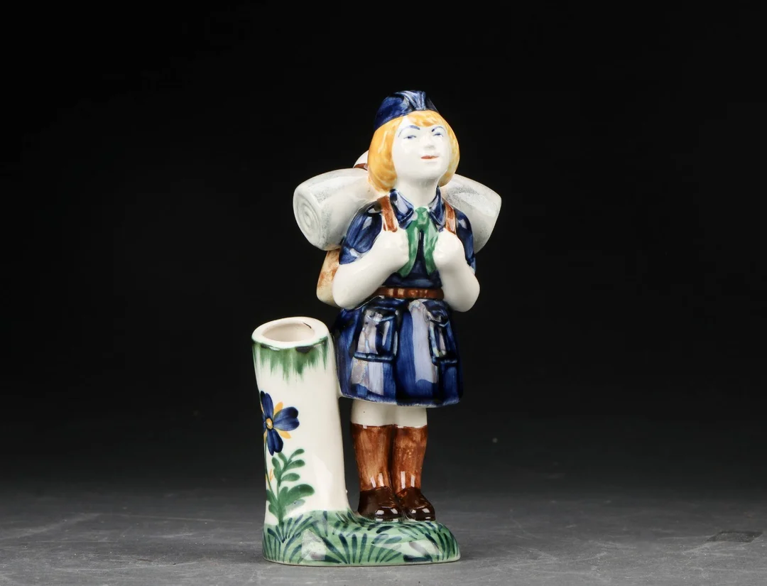 Herluf Jensenius for Aluminia. Børnehjælpsfigur, 'Spejderpige' — Glass, porcelain and ceramics/Figures — Lauritz