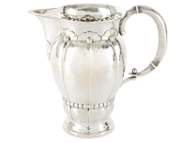 KANNA, silver, C.G. Hallberg, 1919, höjd 15 cm, vikt 229,3 g, handtaget skallrar något.