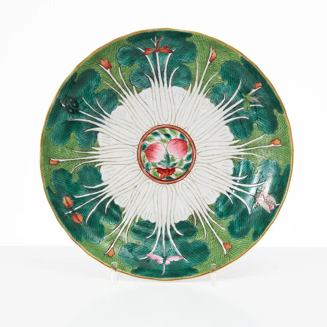 TALLRIK, porslin, Kina, 1900-talets första hälft, dekor i emaljfärger av kinakål.
