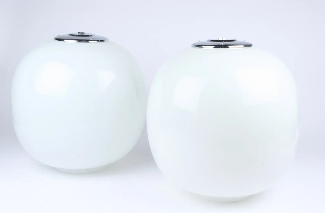 Vilhelm Lauritzen, a pair of radio house pendants, 1950s (2) — Lamps and lighting/Pendant lights — Lauritz