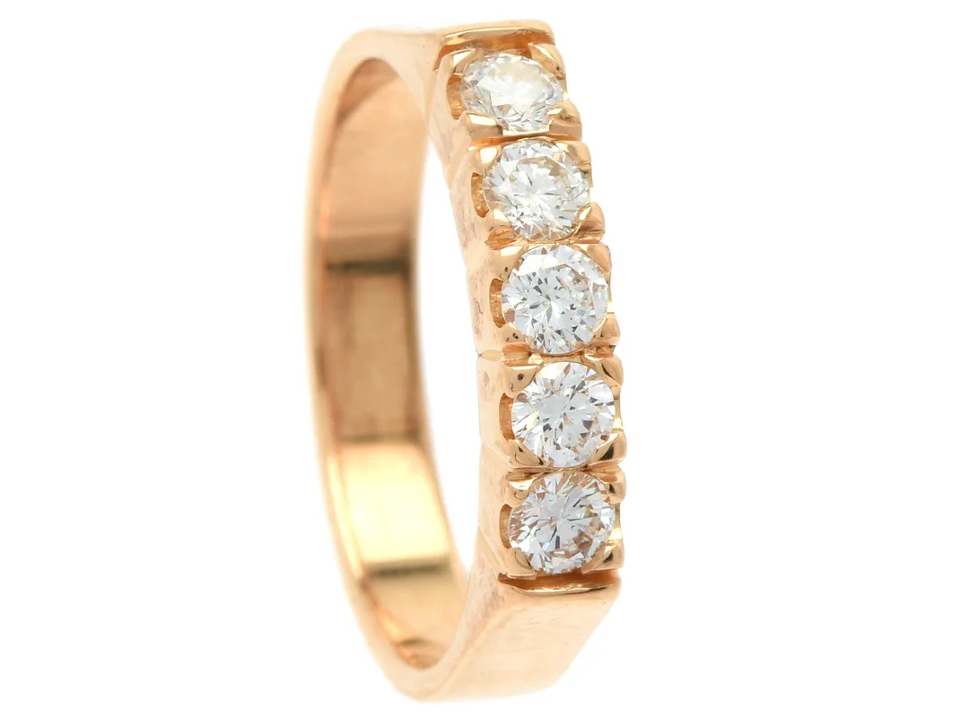 SCHALINS, alliansring, 18K guld, 5 briljantslipade diamanter ca 0,50 ctv, ca TW-W(G-H)/SI-P, stl 17,5 mm, vikt 5,1 g, en diamant med skadad kulett. — Smycken/Alliansring — Kaplans