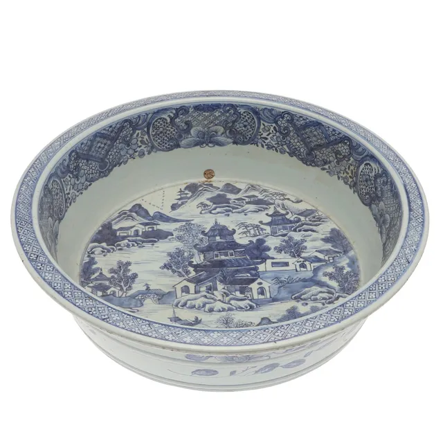 LARGE CHINESE BLUE & WHITE PORCELAIN BASIN.