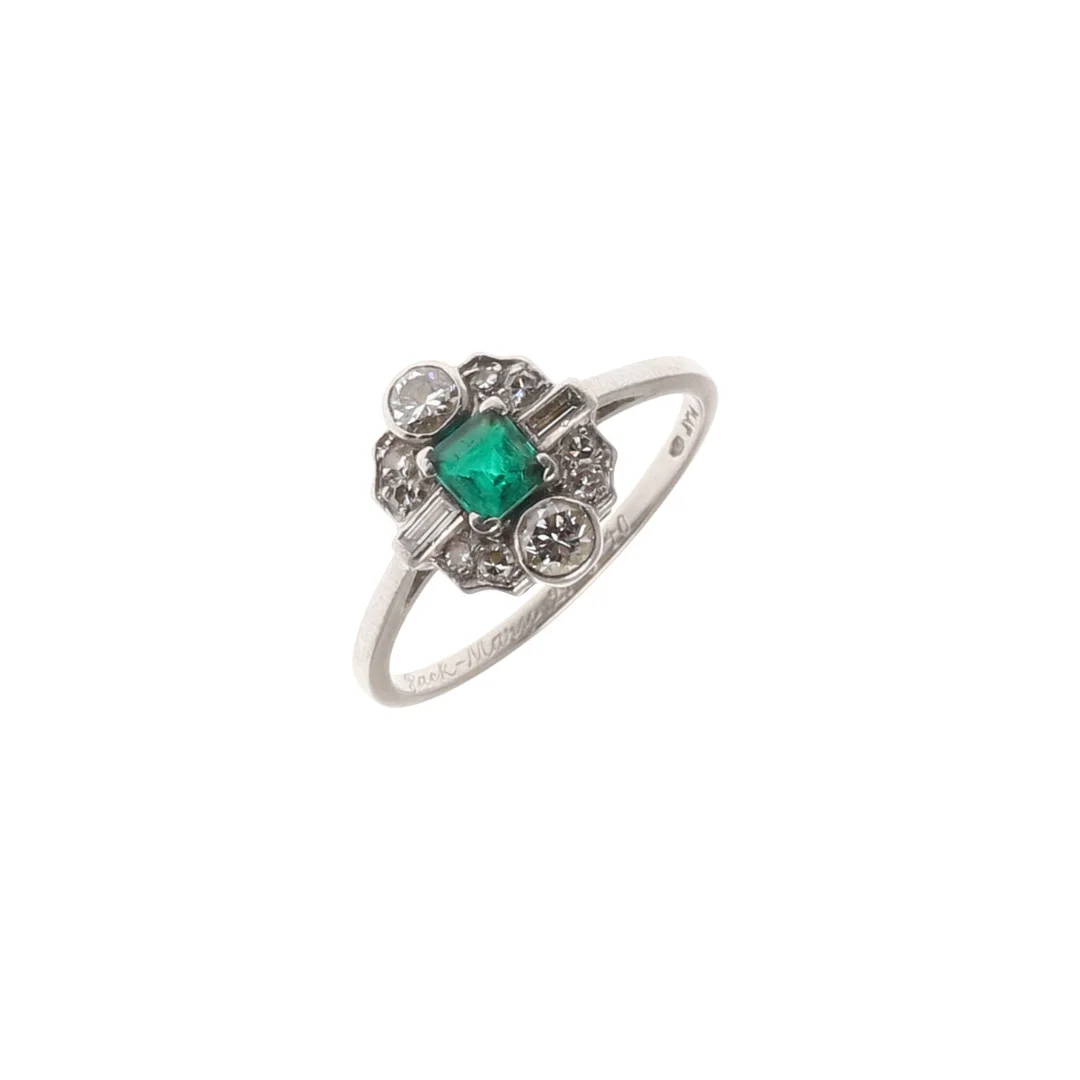AN EMERALD AND DIAMOND CLUSTER RING. — Rings — Lawrences Auctioneers