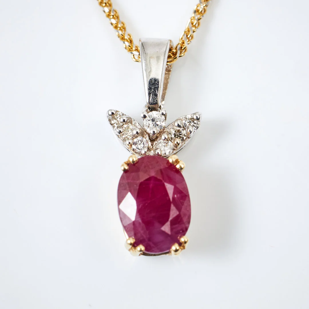 HÄNGE, 14 k röd och vitguld, 6 briljanter totalt ca 0,06 ct samt ovalslipad rubin ca 0,97 ct, KEDJA, 14 k guld. — Brooches & Pendants — Stockholms Auktionsverk Magasin 5