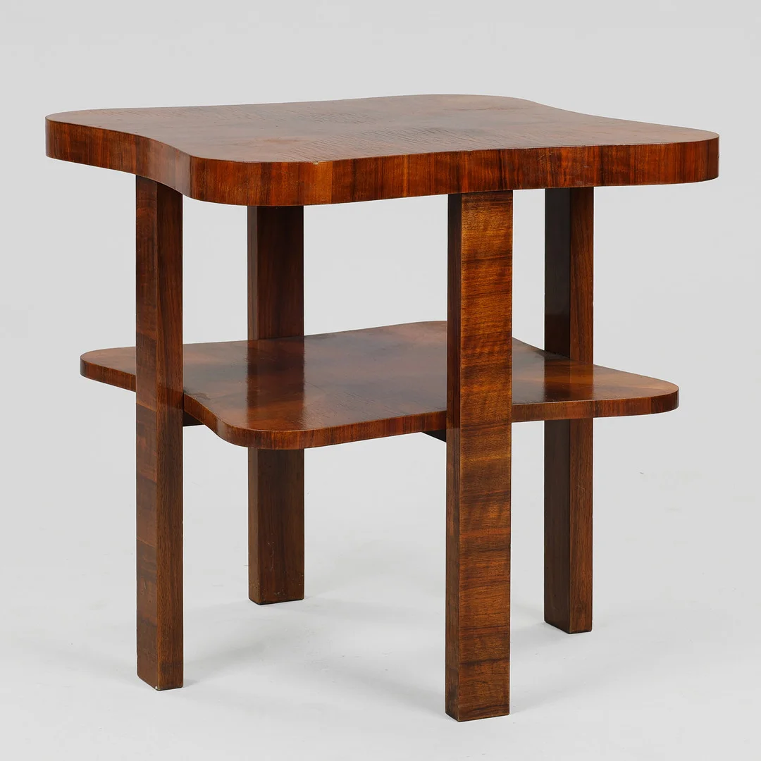 DANSK SNEDKERMESTER. Sofabord med buet kant og underliggende hylde, fineret med nøddetræ, ca. 1930'erne. — Coffee Tables — Palsgaard Kunstauktioner