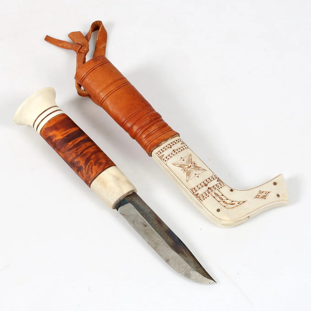 ANDERS FANKKI. Samekniv, horn/läder, monogramsignerad. — Edged weapons — Stadsauktion Sundsvall
