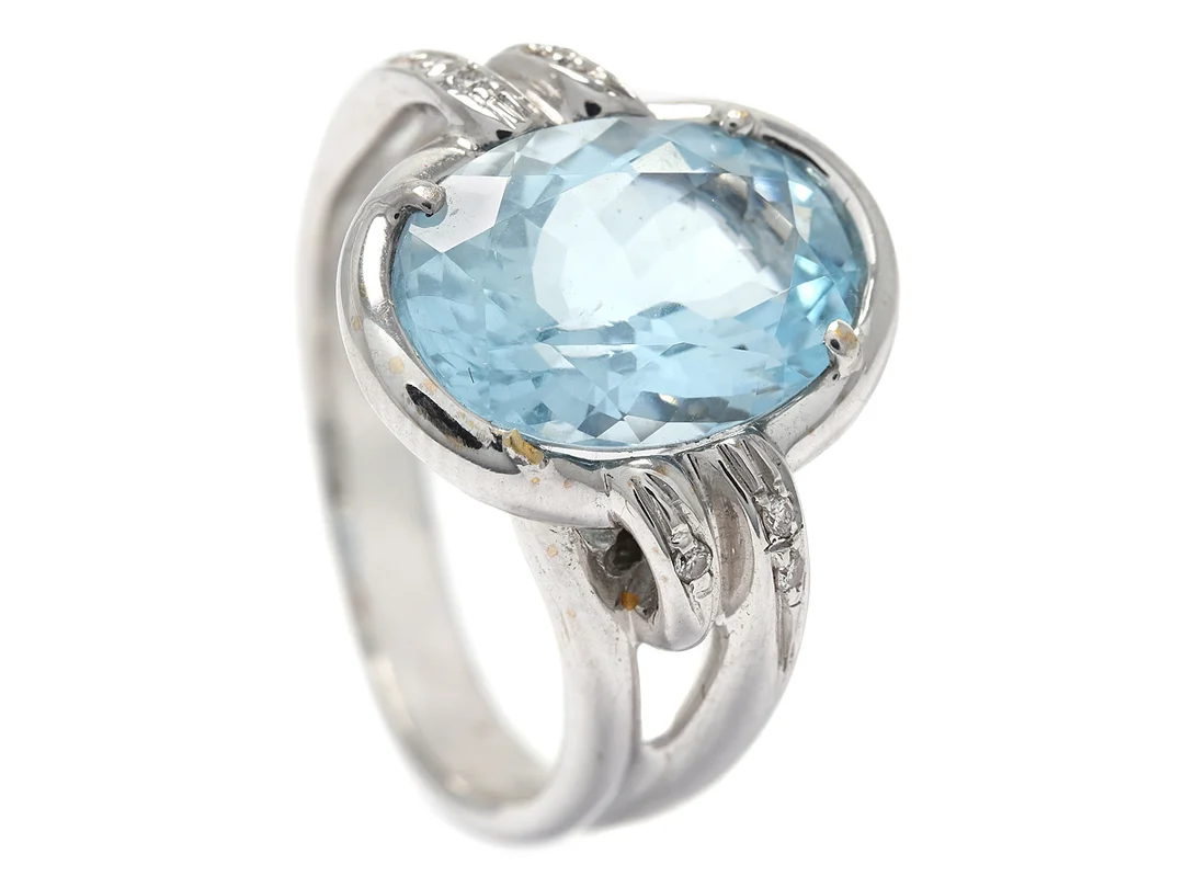 RING, 18K vitguld, ovalslipad akvamarin ca 5,0 ct, 6 diamanter, stl 19 mm, vikt 9,9 g, skadad ringskena. — Smycken/Ring — Kaplans