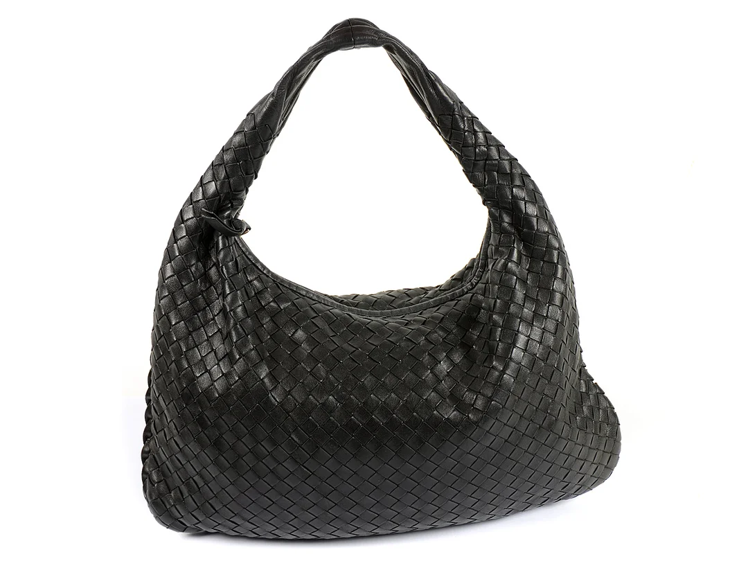 VÄSKA, BOTTEGA VENETA, svart flätat läder, 38x25 cm, dustbag. En liten skada på lädret. — Accessoarer/Väskor — Kaplans