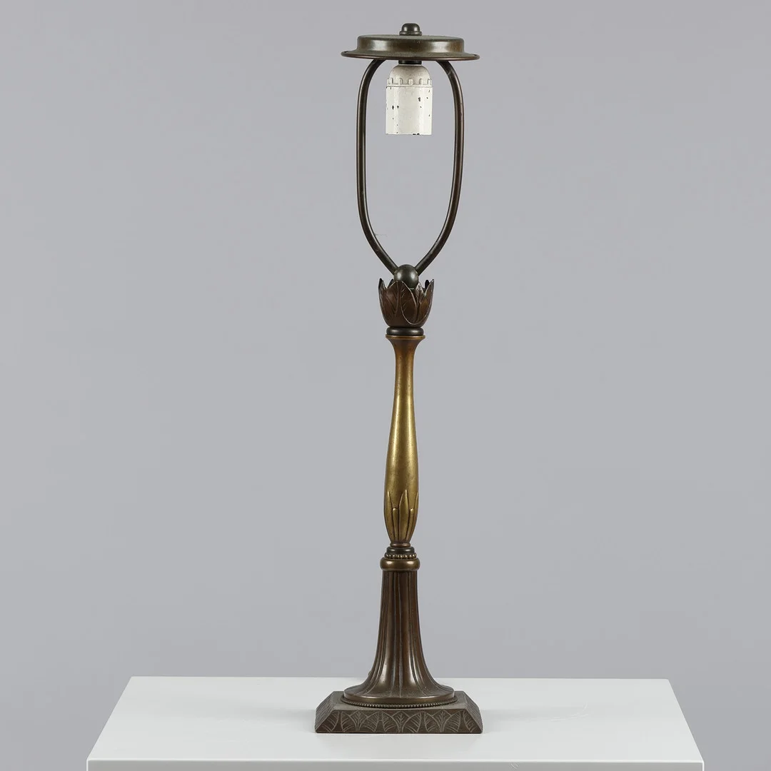 Bordlampe af bronze, europæisk formgiver, 1900-tallets første halvdel. — Table Lamps — Palsgaard Kunstauktioner