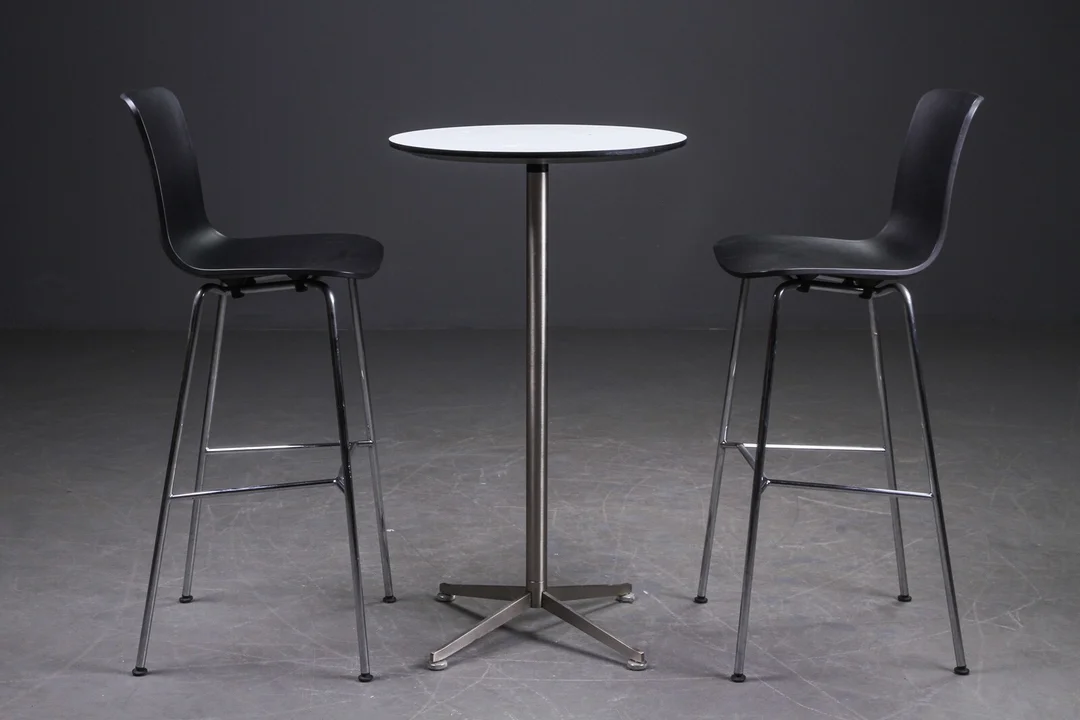 Jasper Morrisson for Vitra. Par barstole model HAL. Samt Paul Leroy for Paustian højt bord. (3) — Furniture/Other furniture — Lauritz
