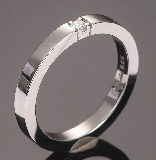 Ohlala. Alliancering af 14 kt. hvidguld med diamant