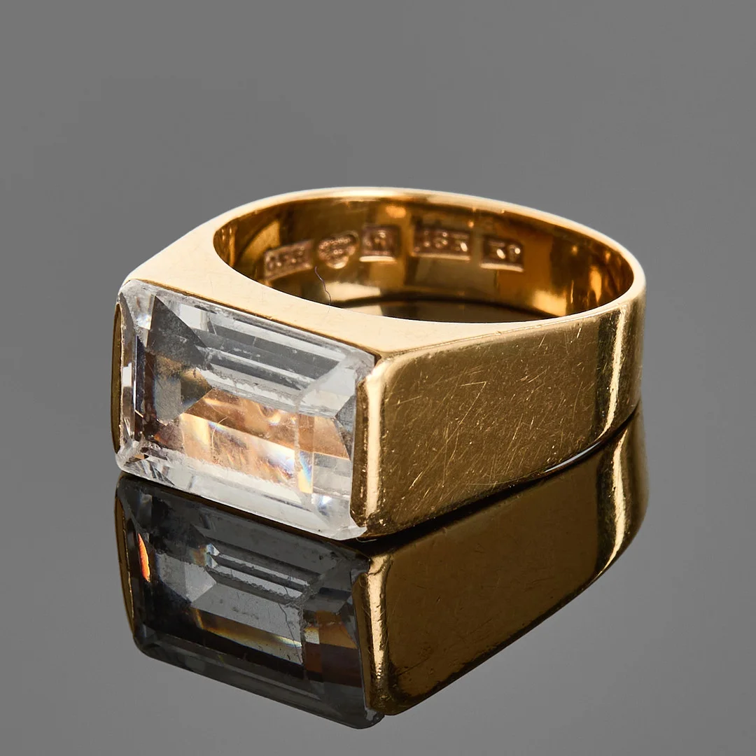 KLACKRING, 18k gud med en syntetisk ljusblå spinel, Hallberg Guldvarufabrik Hovjuv, 1960, Köping. — Rings — Crafoord Auktioner Stockholm