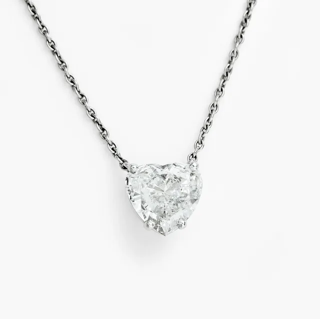 Anheng med kjede med en hjerteslipt diamant — Anheng med kjede med en hjerteslipt diamant