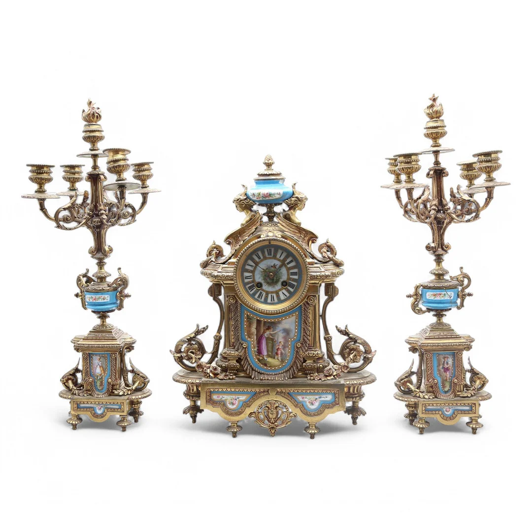Napoleon III ornament in gilt bronze and Sèvres-like “bleu céleste” porcelain, 19th Century. — Mantel clocks — Balclis