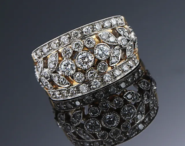 Fransk brillant vintagering af 18 kt. guld og platin, i alt ca. 1.21 ct. 1900-tallets midte