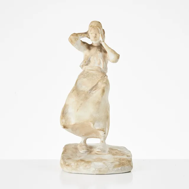 RUTH MILLES. "Flicka i blåst", skulptur, gips, signerad.