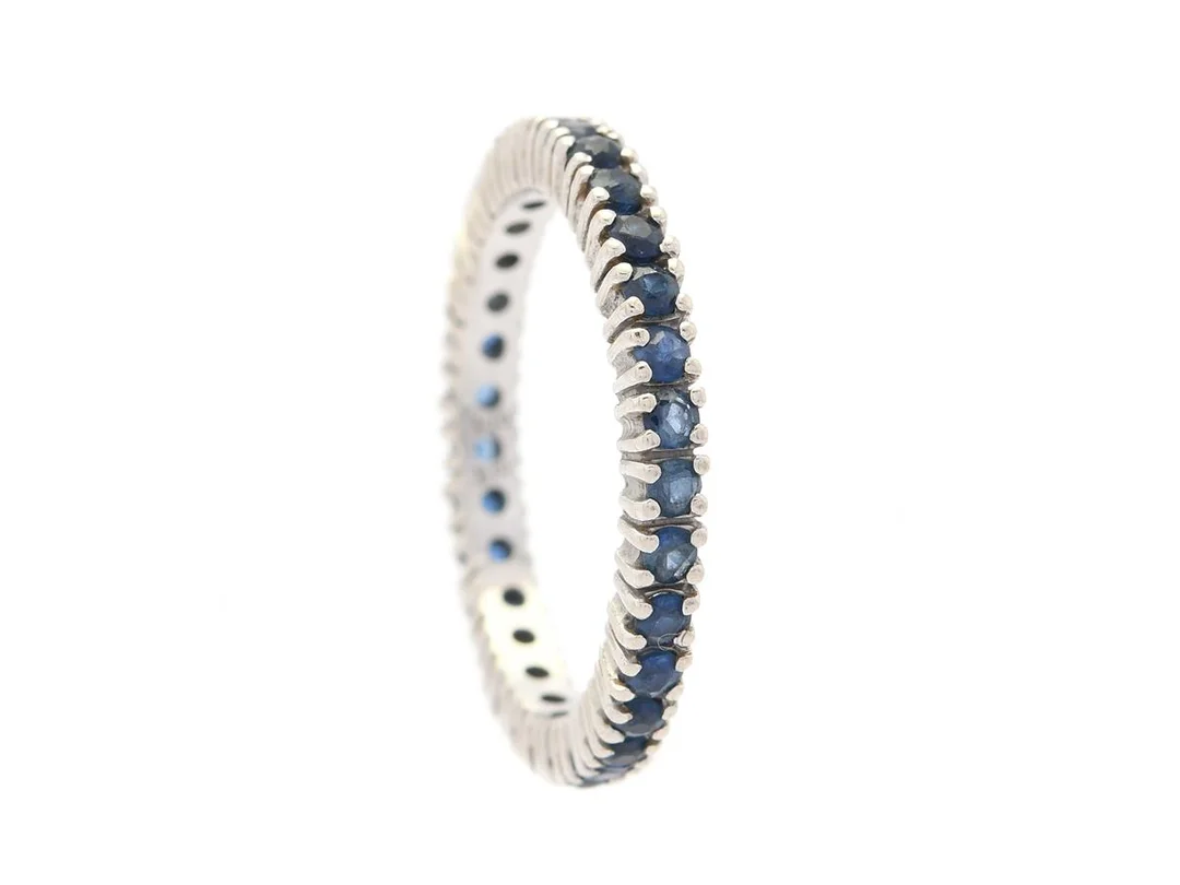 HELALLIANSRING, 14K vitguld, safirer, stl 16,75 mm, vikt 2,4 g. — Smycken/Alliansring — Kaplans