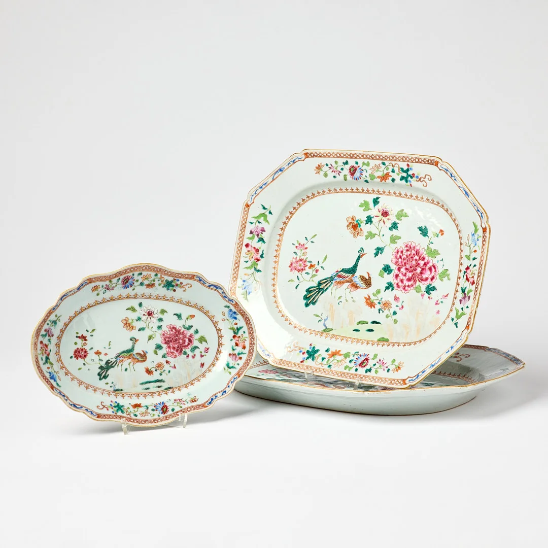 Three Chinese Famille Rose `King John Pattern´Dishes. — Ceramics & Porcelain — Stockholms Auktionsverk Fine Art