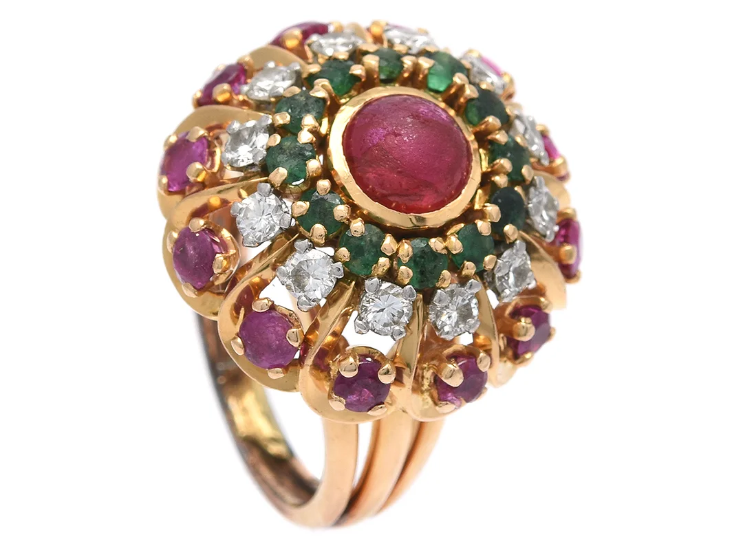 RING, 18K guld, rubiner, smaragder, 12 briljantslipade diamanter ca 0,60 ctv, ca TW/VS, stl 16,25 mm, vikt 12,2 g, etui, rubinerna och safirerna är slitna, en rubin är skadad. — Smycken/Ring — Kaplans