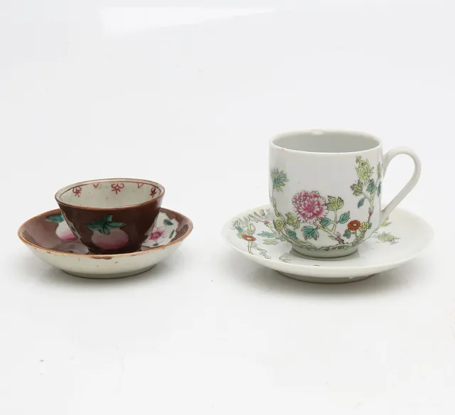 Two Chinese Qing cups with their saucers in "rose family" porcelain, 19th Century and early 20th Century.