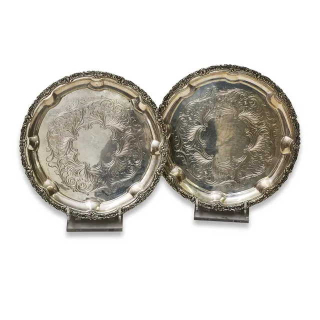 DOS BANDEJAS EN PLATA PUNZONADA. DECORACIÓN VEGETAL CINCELADA Y EN RELIEVE EN PERIMETRO.