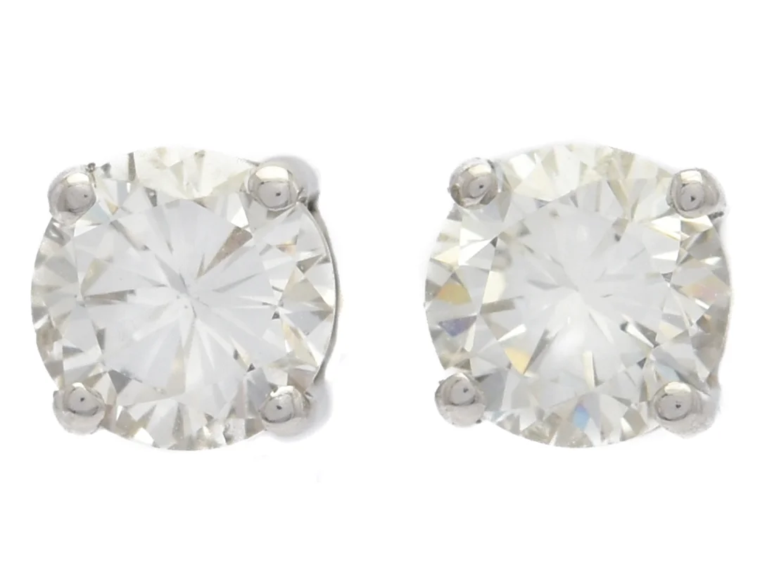 ENSTENSÖRHÄNGEN, 18K vitguld, briljantslipade diamanter ca 0,96 ctv, ca W-TCr/VS-SI, vikt 1,8 g, stift, båda diamanterna har lätt slitage på fasettkanterna, ena diamanten har nagg på rondisten och extra fasetter vid rondisten, andra har inverterade naturaler vid rondisten. — Smycken/Enstensörhängen — Kaplans