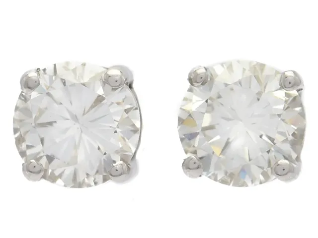 ENSTENSÖRHÄNGEN, 18K vitguld, briljantslipade diamanter ca 0,96 ctv, ca W-TCr/VS-SI, vikt 1,8 g, stift, båda diamanterna har lätt slitage på fasettkanterna, ena diamanten har nagg på rondisten och extra fasetter vid rondisten, andra har inverterade naturaler vid rondisten.