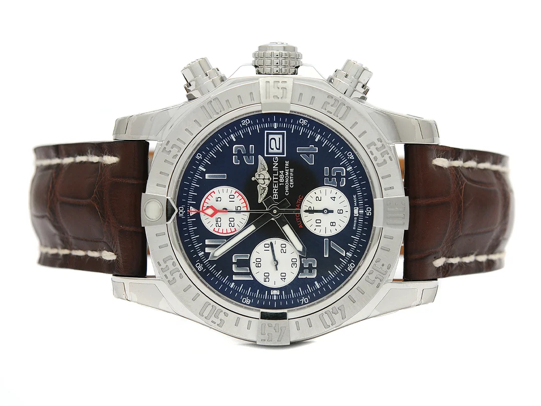 BREITLING, Avenger II, Chronometre, Cal 13 (ETA 7750), Verk nr. 2723398, Serie nr. 2723398, Ref nr. A13381, Boett nr. 2714 B5, kronograf, herrur, 43 mm, stål, automatisk, safirglas, datum, läderband, viklås, cert, oktober 2014, box, ytterkartong. — Klockor/Breitling — Kaplans