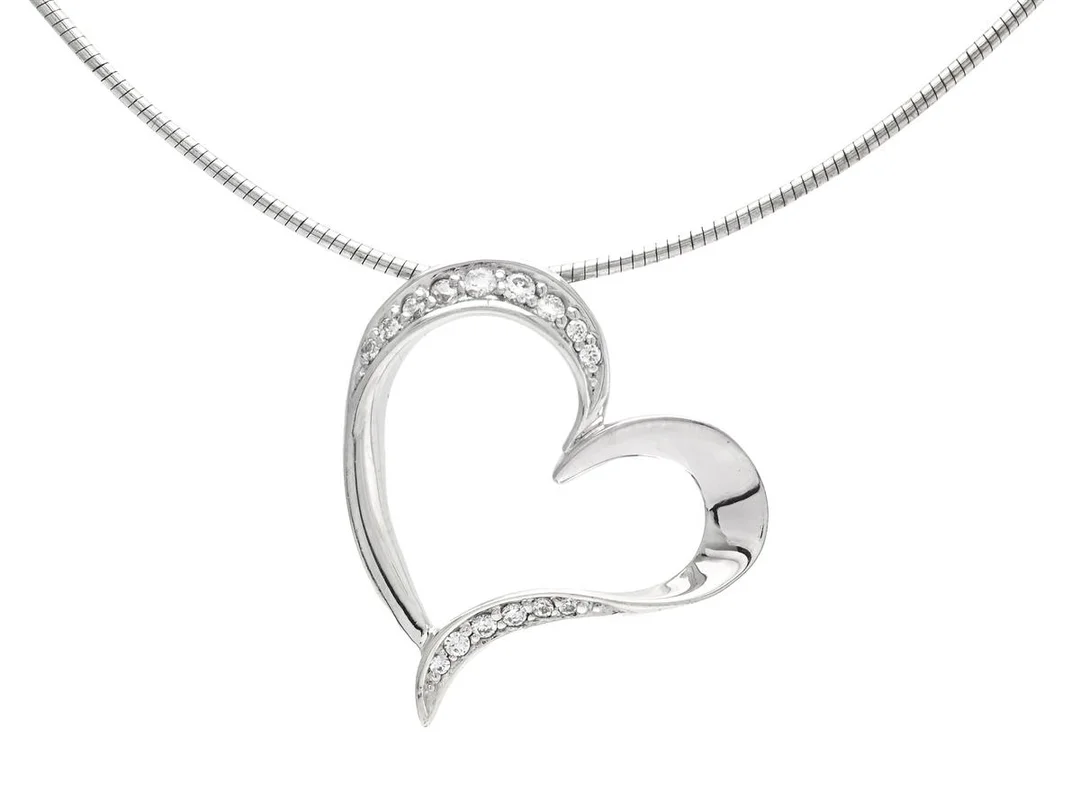 HÄNGE MED KEDJA, sterlingsilver, hjärta 2,5 x 2,5 cm, kedjans längd 42 cm, vikt 6,5 g. — Smycken/Hänge med kedja — Kaplans