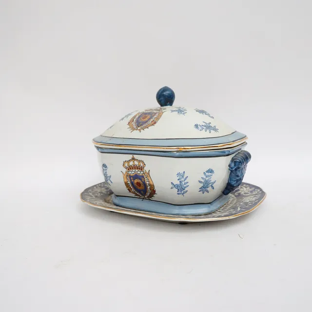 TERRIN MED UNDERFAT, 1900-talets slut, med handmålad dekor, stämplad.