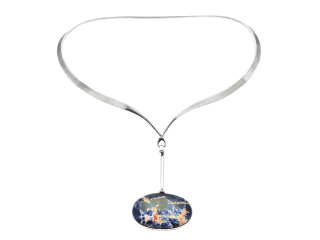 GEORG JENSEN, stelt collier och hänge, nr 169 och nr 133, sterlingsilver, sodalit, design Torun Bülow-Hübe, stl 15,5x13,5 cm, hängets höjd 7,0 cm, vikt 36,0 och 20,9 g, sodaliten har en skada på kanten.