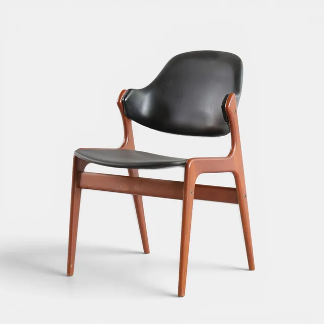 EJVIND A. JOHANSSON. Armstol med stel af teak, sæde og ryg betrukket med sort kunstlæder. Udført hos Gern Møbelfabrik. Danmark, 1960'erne.