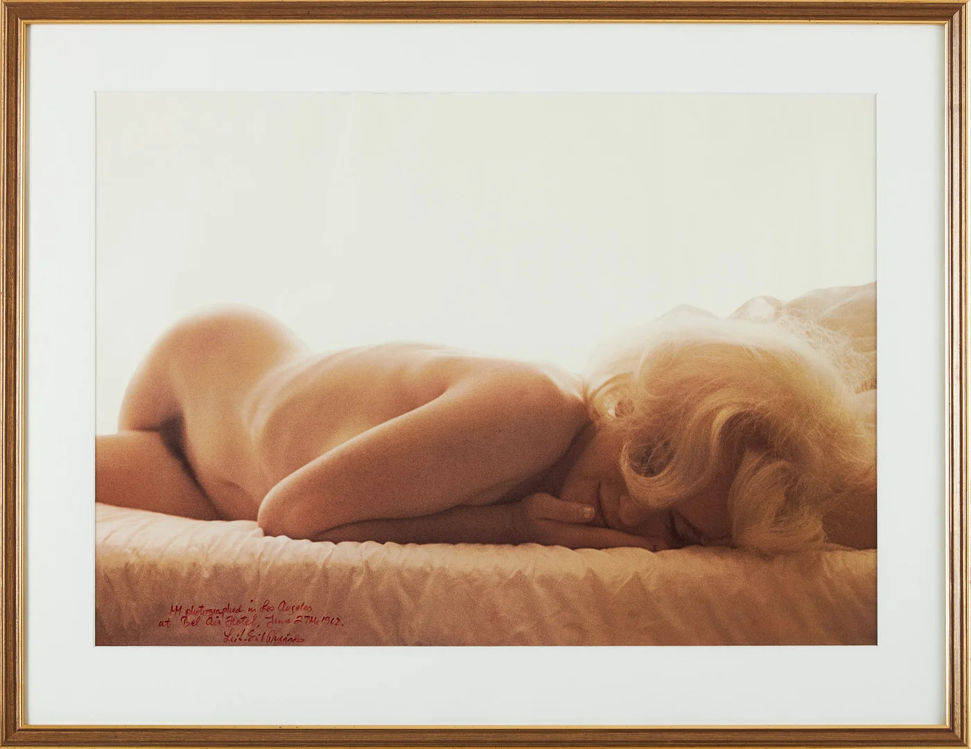 LEIF-ERIK NYGÅRDS (1939-2022). "Marilyn Monroe, Bel Air Hotel, June 27th 1962", färgoffset, signerad á verso. — Photography — Stockholms Auktionsverk Magasin 5