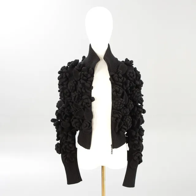 CHANEL. Strickjacke / Cardigan mit Camélia.