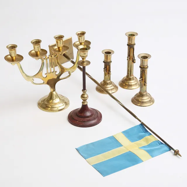 LJUSSTAKAR samt BORDSFLAGGA, mässing, 1900-tal.