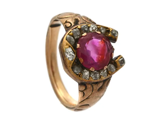 RING, 14K guld, rubin ca 0,90 ct, gammalslipade diamanter, stl 15 mm, vikt 3,5 g, rubin med nagg och sprickbildningar, diamanter med nagg.