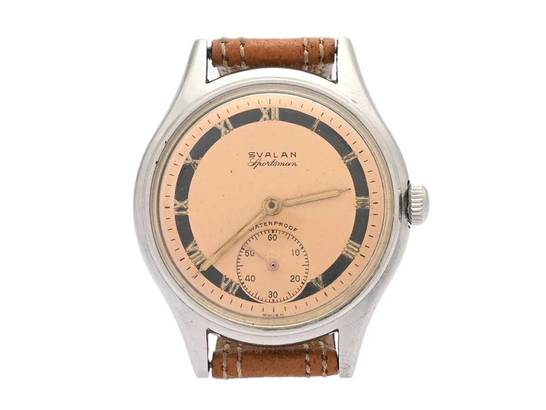 SVALAN, Sportsman, Verk nr. 113012, herrur, 36 mm, stål, manuell, plexiglas, liten sekundvisare, skadad urtavla, läderband, ca 1950. — Klockor/Svalan — Kaplans