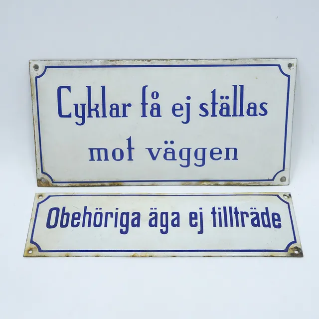 TVÅ EMALJSKYLTAR.